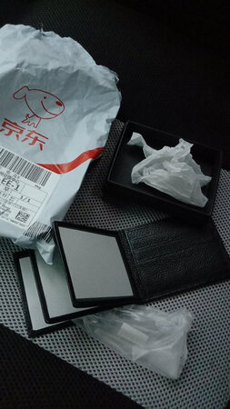 好快，下单不到三个小时，直接送到手里，京东快递给力，让快递小哥等了半个多小时，抱歉，辛苦了。打开包装，完好无损，三活页，可以同时装行车证驾驶证，一体的，非常棒，方便，质量也是好好的，手感不错，轻薄柔滑，很赞！