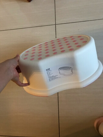小凳子颜值挺高，清爽好看。塑料蛮厚的，很扎实，质量很好。设计比较人性，底部防滑，面上也防滑，这样宝宝洗澡遇到水不会滑不会摔跤。东西蛮好，发货到货速度也快的，就是包装的太简陋，面上都有的擦到了，习惯好评。