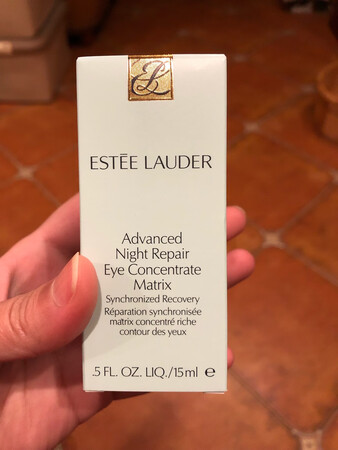 京东自营买的放心，价格实惠，要坚持用后有点改善眼袋的作用。至于黑眼圈改善的因人而异，我是常熬夜用的黑眼圈没多大效果，眼袋坚持用感觉有点成效。不管是不是心里作用吧，护肤品只当是自我安慰呵呵！！女人还是作息时间规律再加上护肤品辅助成效才大哈哈哈！！