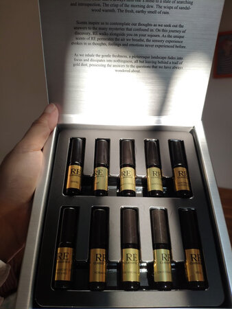 这是帮同事买的第二套香水了。大家都觉得最满意的是只花一瓶小香水的价格就可以享受10瓶迷你香水的香气。真的太太太、超超超值了…对于那些还在犹豫买哪个香气的香水的菇凉们，买这一套可以自己挑挑挑，有挑到喜欢的再入手大瓶的，妥妥的操作，不会因为瞎买了自己后悔哦。