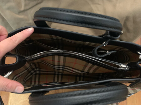 之前逛街看中这款包，搜了下京东也有。店里搞活动八折，京东各种优惠算下来也差不多，但可以白条六期免息，就还是选择了京东。
东西很快送到了，拿到手觉得和我在店里看到的一样，没啥大问题，吊牌和品牌袋子都有。
包包容量很大，可以放进一个笔记本电脑无压力。我买来上班通勤用的，可以放很多东西，笔记本电脑、iPad、文件夹、三折雨伞啥的全丢进去也无压力?。皮的质感也很好的感觉，而且没有异味，可以周一马上拎出去啦！
虽然很满意，但缺点我觉得还是有的：1.拎的把手那里我觉得有点太细了！我习惯拎包或者挎在手腕处，就觉得这个把手细，有点不太舒服。不过如果你们是拿来单肩背的，那个背带超宽超舒服的！2.包包本身有点重啊，我怀疑这个包空包本身就有1公斤以上的重量吧，我再放很多东西进去，就觉得好重哦，简直可以用来健身了！但是话说回来，质感和重量好像是相伴而生的，有质感的东西也都有点质量，所以就只能忍啦，拎包就当减肥吧?
这么贵的包京东物流自动给了“京尊达”，比普通物流快一点，而且送货前还电话通知了，送到后还要验证码，好严格哦。反正感觉比普通物流好一点啦！