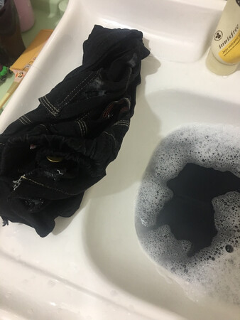 褪色严重而且买回来味道很刺鼻就跟~里买回来的床单一样刺鼻不值这个价钱本以为给孩子买条好一点的裤子信任京东商城里的东西以为京东里贵一点最起码能买到物超所值的最差的一次购物很不满意
