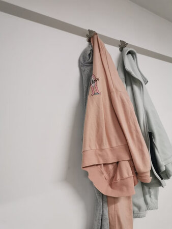 我觉得可以(●°u°●)? 」
收纳能力：轻薄的衣服可以挂好几件
安装方式：轻轻一粘就可以了
实用性能：真的很可以(●°u°●)? 」
产品材质：外面那个应该是合金
其他特色：可爱 钩有倾斜角度所以不怕衣服会掉
综上所述，我觉得非常?！
之前学校超市买的那种普通挂钩真的太容易掉了累绝不累一个帽子一个球拍分分钟让你怀疑人生  不过一分钱一分货还是很有道理的
上下铺的宿舍还是很需要这类东西滴！
所以，盘他！