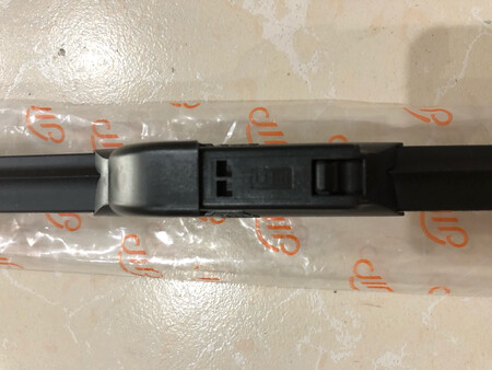 双十一的发货速度，送货速度很快，感觉不出来和平常有区别，京东这方面的体验不错。送货人员认真负责，售前客服态度也很好，有问必答的，点赞。第一，包装方面，做的不错，在雨刮器外包装的基础上用塑料膜打包了一层，防水防尘，加之，雨刮器有自己的独立薄膜包装；第二，雨刮器的做工不错，没有看到毛瑟的地方；第三，尺寸和原装的一样，接口也符合原装的。