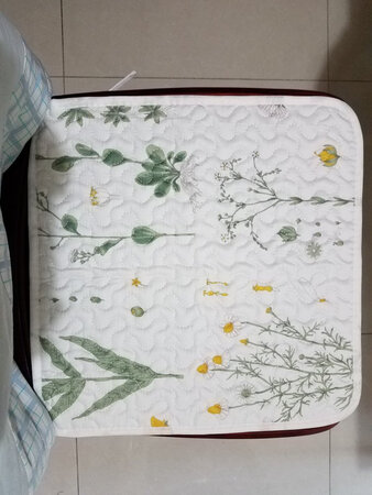 好看，背面有防滑的小胶点。以为是发货慢呢，其实是系统没有更新状态，很快。