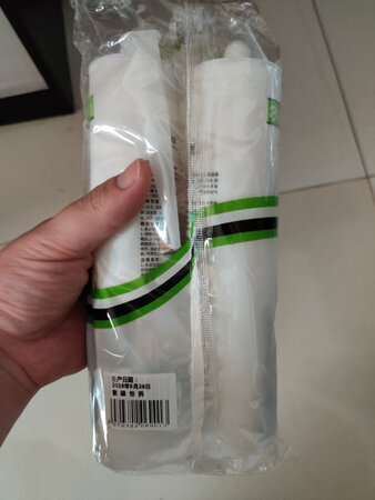 产品包装：包装很简单，但是没有破损，里面完好。
产品颜色：产品颜色为白色透明，很干净。
产品气味：没有啥味道，不过最好也放一两天。
涂刷效果：配合赠送的*，涂刷效果很好，等待24小时就好了。
京东送货也很快，送货到家。