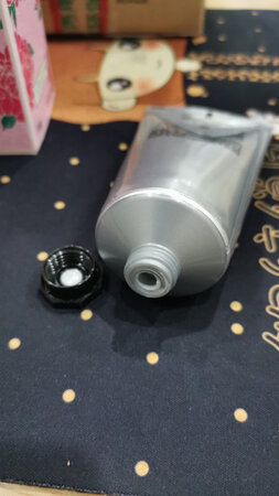 产品外包装和内盖之间没有任何封口，极度怀疑大牌品质！
