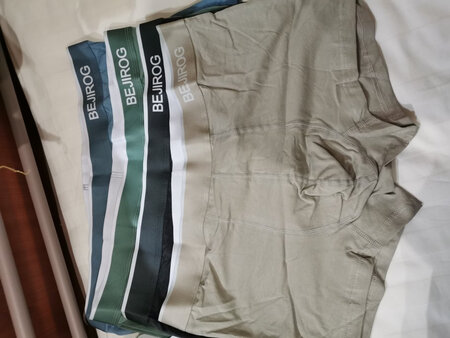 颜色很正，包装做工都很精细，穿着也很舒服，比南极人的好多了，当然价格也贵了一些，以后会再选择的，相信大品牌