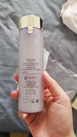 回购的，这个效果真的很明显，我就用这个配着我之前的护肤品一起用了两个月，毛孔明显变小了，而且皮肤竟然也紧致了一些，脸蛋变得比以前柔软光滑，买起来有点小贵，但是不想变丑就得投资呀，比起那些没太有功效的买一堆，不如买个实用的，也不见得多花钱，我是混油皮，角质还有点薄的皮肤，毛孔粗大，这个适合
