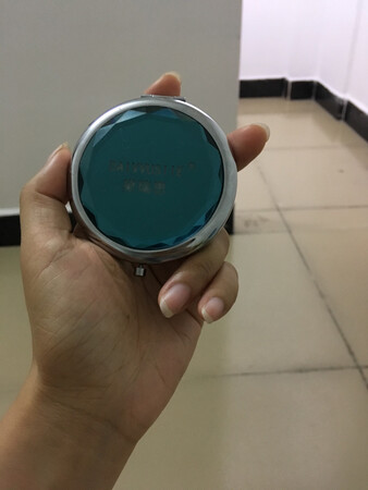 手链很亮很美很喜欢，四叶草代表幸运，希望从此转运。贴心的卖家还送了漂亮的化妆镜。