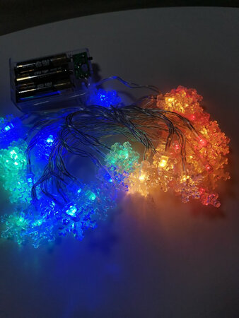 差评！第一次买没给我对颜色。换一次还是彩色的，灯颜色没换对！说了要暖白色的灯光，还给我发彩灯的！！！