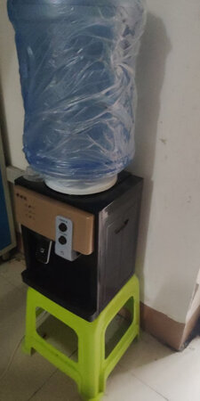 很好 饮水机体积小 在宿舍占用地方不大 烧热水很快 质量挺好的 物流也很快