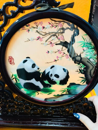 是送礼用的，因为比较急所以选择了这家，速度确实挺快的，点赞，超级有特色