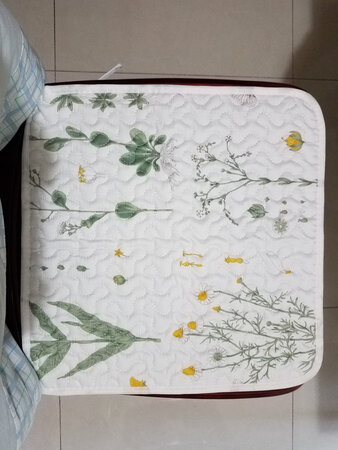 好看，背面有防滑的小胶点。以为是发货慢呢，其实是系统没有更新状态，很快。