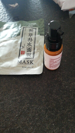 包装完好，发货速度很快，商家这还送了一贴面膜，这牌子的眼霜我之前买过一瓶用着感觉还不错，快用完了就又买了一瓶，个眼霜抹在眼睛周围没有任何不适感，有的眼霜抹完以后眼睛容易流泪，但用这个牌子眼睛就不会流泪更没有任何不舒服的感觉，个人感觉很不错经济实惠，最主要的是不但没有任何副作用，而且吸收和保湿效果都不错，我还会继续购买，谢谢店家！更要谢谢快递小哥的周到服务！谢谢！非常感谢！