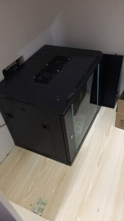 机箱很好，包装保护的也结实，没有磕碰和掉漆。外壳材质很厚实，坚硬不易变形，喷漆也很均匀，两把钥匙，还配送机架螺丝，就是价格稍稍贵了一些，但是可以理解，毕竟大件，快递也不容易，送货速度及时，很满意的一次购物，谢谢！