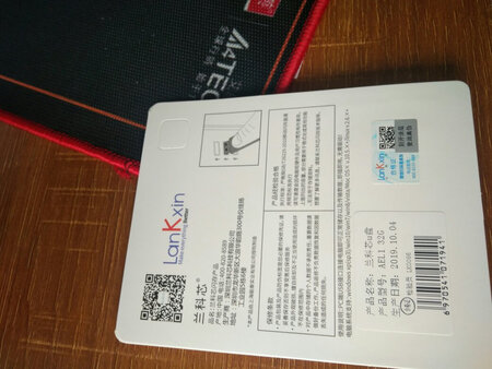 外表看来应该是不锈钢材质，挺沉挺结实的，反应快刻字美观。本想买来给员工传东西用，现在想来有点不舍了。
