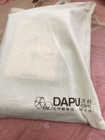 第一次买大朴这个品牌的床上用品，他们从质量上看还是不错的，纯棉材质做工非常好，这个四件套比较适合春秋天，体感偏凉，不是磨毛那种，家有暖气的也可以用