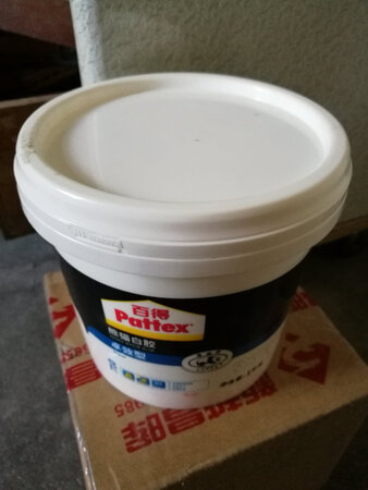 物流很快。白色的乳胶，没什么味，粘木质品很牢固。