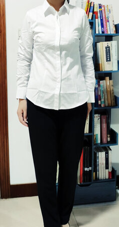 还比较合身，再过一个月穿差不多。衣服有皱褶，需熨烫才服帖。