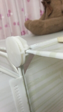 到货时没有拆开，原本以为是塑料硬片，打开来后发现是塑料薄膜，都怪自己不看商品详细信息。想想又懒得退了，花了一个多小时装好，大概就是这个样子。连接点是塑料卡扣，建议放在晒不到太阳的地方。打算自己弄点胶水把卡扣弄紧。如果需要搬动不要抓上面，容易破坏卡扣。厂家贴心送多了四个卡扣。