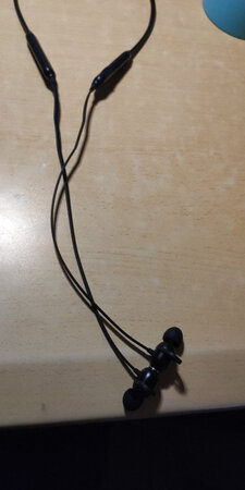 耳机很好，低音听着很舒服，续航也可以，听了一天没有充电。戴在脖子上很方便，有时候都感觉不到它的存在，后续在慢慢用吧，再看看。