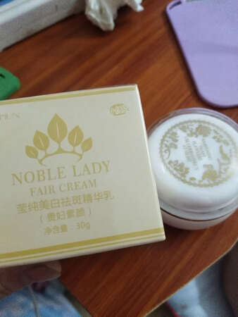 我也不知道是粉底还是精华霜，抹在脸上白白一层，还抹不开。失望