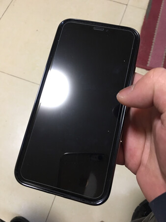 很厚实。应该不怕摔，电镀黑显得很好看，比纯透明的好。