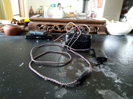 耳机与线挺漂亮，赠品也很精敛。开始煲机。