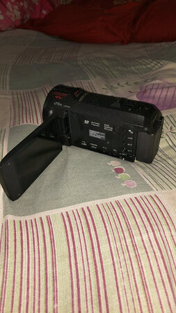 松下（Panasonic)~980家用/直播4K高清数码摄像机/DV/摄影机/录像机20倍光学变焦、无线多摄像头，防抖效果：非常好，一般家用足够了操作难易：操作非常简单，用了半个小时就基本会了外形外观：黑色的，感觉黑色的不错。轻便程度：一点也不沉，很轻便画质效果：4K基础画质，很不错，一般足够清晰了其他特色：还有WIFI和视频裁切，功能很好