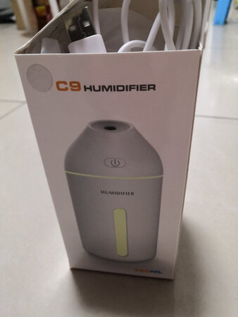 这款加湿器小巧玲珑，非常漂亮！出雾细腻，有两个档，一个持续出雾，一个断续出雾，长按是夜灯模式，黄色暖光很好，很温馨的感觉，放在宿舍床上足够用了，定时还没试，还送了一瓶香薰，柠檬味道。唯一美中不足的是要插电源线用，不是充电款的，不太方便。