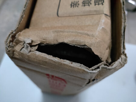 包装盒严重破损，包装盒没有任何京东标记，货到也没有电话通知，真的非常差。京东，你变了，差。