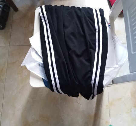 物流速度挺快的，三天后就到了，快递员的态度也挺好的。商品和图片上模特穿的有点不太一样，我是158cm（纯身高），体重95左右，买的M码还是小了，而且这裤子是尼龙和棉麻材质的，不是完全的棉麻材质，穿两回肯定会起球。并且针脚不紧，我都没有去扯它，针脚都可以看的很清楚，还有一处脱线的地方，好在影响不大，自己缝两针还可以凑合着穿。总得来说30块钱买这条裤子有点小贵，不太建议大家购买。