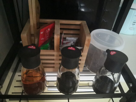 看了一篇写海洋生物和塑料的文章，立刻尽可能地淘汰掉家里的塑料制品，也不买新的塑料制品了，调味瓶就是其中之一。本想买个纯玻璃或纯304不锈钢的，没找到合适，阿司倍鹭的这款油瓶盖子是塑料的，玻璃瓶身，就选它了，打7折时买了好几个，把生抽、老抽、料酒、油的瓶子全换了。比较小巧，手握感比较好，清洗方便，黑色瓶盖玻璃瓶身显得有质感却不沉闷，料理空间一下子精致了一点。阿司倍鹭的质量还行，密封性不错。另一款阿司倍鹭贵一点的调味品，觉得没这款性价比好。好多家都在卖阿司倍鹭，不知道真假，反正京东自营比这家贵一些。这家这款的质量不错，会回购。