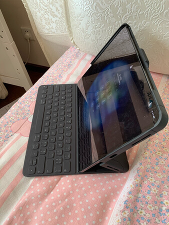 产品材质确实不错，平板在使用原装的双面键盘夹后再安装这个保护套，大小正合适，卡的比较紧，屏幕贴的膜也不会被顶边鼓起，如果不使用原装的双面键盘夹时会有点大，不牢固，以后需要的话还会买这款，治疗确实不错，也很好看，就是贵