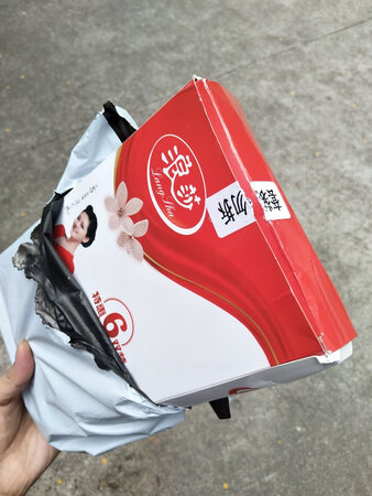 喜欢肤色的颜色，应该是我买的所有丝袜颜色最满意的一次了，但是质量不是很好，裤头试了一下就拉丝了??，包装盒好像被打开过，到里面的东西是好的，反正不贵，穿几次就丢了
