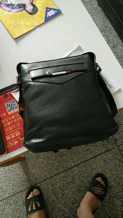 材质手感：皮料很好，材质不错，客服对人很热心。