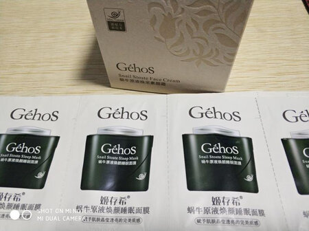 素颜霜也太好用了。炒鸡自然。很服帖。不假白。很适合日常。遮暇效果挺不错。用了够很自然脸上的小东西也都被盖住了。