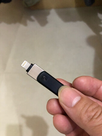 这个内存卡手机电脑两用真的很方便，直接从我的手机上刷相片到电脑方便急了。传送速度很快，小巧玲珑，泰国生产的，国内包装，查看了是正品，有贰维码可查。