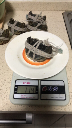 螃蟹严重缺斤缺两，母蟹带绳才2两，公蟹带绳才3两多一点，绳子还又粗又长，与客服交涉，说是退一部分款，却迟迟未到账，#商家，下次不再买了