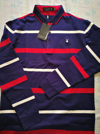 衣服的做工和质量都不错，尤其是看到吊牌上提供了电话和~两种查防伪的方法时，以为买到的真是正版呢。为了做出真实、正确的评价，我先用~查了一下，被告知：该数码错误，谨防假冒。我又打电话，被告知：该数码已被多人查过。至此，我有点失望，但并不意外。因为本来也没奢望用这个价格买一件正版的playboy。说实话，这件衣服的性价比还可以。只是觉得商家没必要这样做。