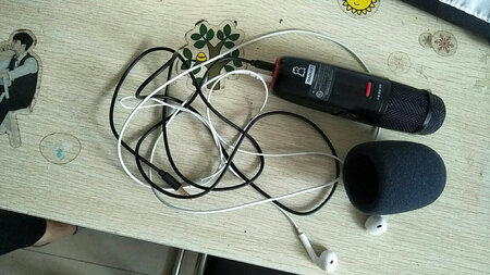 非常感谢商家的服务，产品是商家推荐的，买了好长时间了效果很好，不用唱大声分数就很高而且戴上耳机就有那种ktv的感觉，对商家的好评主要是有20块钱的退款费我不知道去哪里找，这么长时间了本打算放弃了，问了一下，商家又热情的帮我找回了，点赞???????????