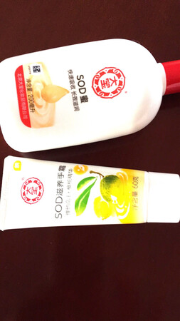 保湿效果：大宝的忠实粉丝哦！多少年来家里人都是用这个来抹手的！非常好?！京东的快递员服务态度很好???！