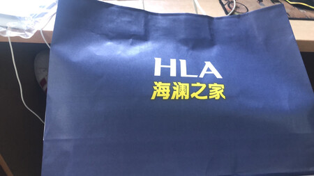 还可以海澜之家的衣服挺好的。衬衣这种东西在网上买就可以了，买到不合适的再换，质量很好，图片忘拍了，就留一个昨天去海澜之家实体店买的照片吧，很不错，无论是网店还是实体店服务都很好，唉，可能那个活动我没有了，真滴难受，没办法，裤子版型不太合适