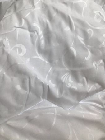 刚收到的被子 ，软硬适中 ，适合 适合四季 。不是那种蓬松的