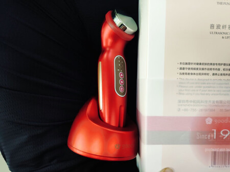 收到产品了，快递包装很精美有专门的箱子，非常安全产品没有一丝破损。打开后高端上档次的礼盒包装很满意，产品本身磨砂质感很好，目前很满意使用了2天效果确实有，明显有感觉皮肤有些许收缩。