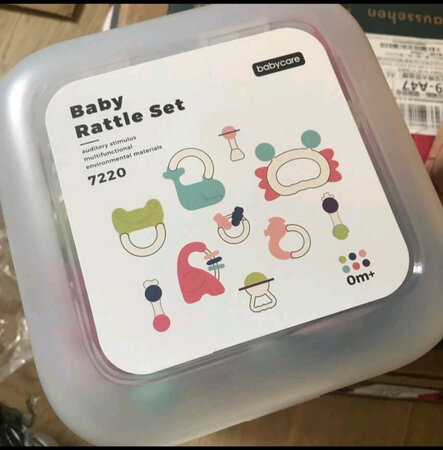 西包装完好无损，很好！打开这个确实很惊喜，做工很精致，非常有质感，质量真的很好，没有味道，我用沸水烫了也还好，颜色也很好，宝宝也很好抓握，有个小盒子装起来也很卫生干净，很方便，我家的爬爬垫也用这个牌子的，质量真的不错，做工精致，没有异味，总的来说，很不错！京东物流很快，京东小哥也很有礼貌！