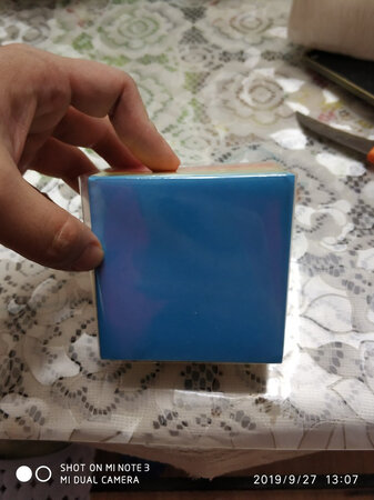 产品质感：纸质感很舒服，也很漂亮。
厚薄程度：挺厚的，写字不会浸墨。
尺寸大小：尺寸的大小正好。便利贴孩子正好用来写小条。
产品设计：产品的设计很人性化很可爱。彩虹色孩子很喜欢。
其他特色：大小合适，外观漂亮