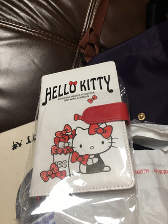 我要的粉色，怎么寄个白色的呀？这一点不满意。质量还是可以，挺厚实的，无味道，质感強。送人的，白色不经脏，其他都很满意