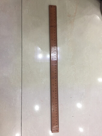 戒尺的外包装挺精致的，尺上面的字迹清晰工整，也很结实，试过打手心还是很疼的，让孩子知道没有规矩不成方圆